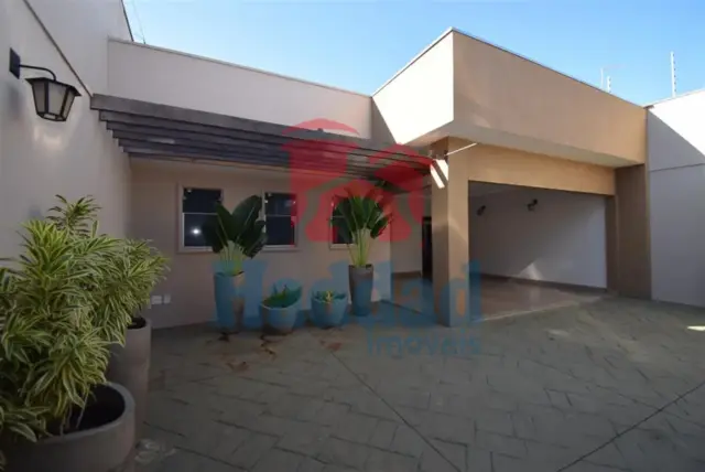 CASA MUITO BOA, REFORMADINHA, 3 QUARTOS 1 SUÍTE COM CLOSSET E ARMÁRIOS, AR CONDICIONADO, ÓTIMO ACABAMENTO, VAGA PARA 4 CARROS. Ref: 14135