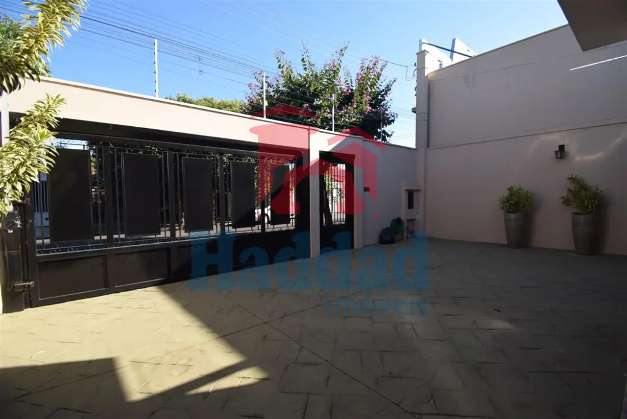 CASA MUITO BOA, REFORMADINHA, 3 QUARTOS 1 SUÍTE COM CLOSSET E ARMÁRIOS, AR CONDICIONADO, ÓTIMO ACABAMENTO, VAGA PARA 4 CARROS. Ref: 14135 - DSC_0005