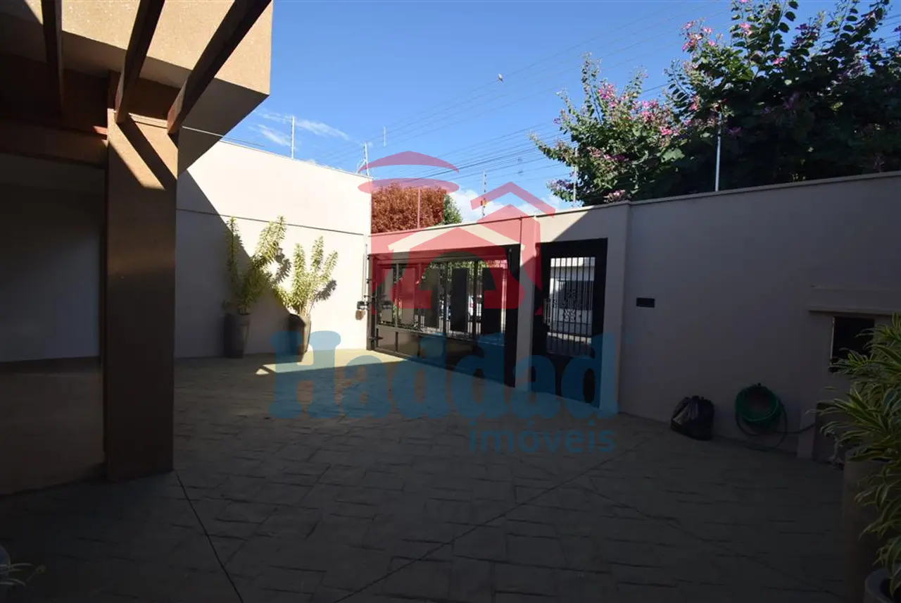 CASA MUITO BOA, REFORMADINHA, 3 QUARTOS 1 SUÍTE COM CLOSSET E ARMÁRIOS, AR CONDICIONADO, ÓTIMO ACABAMENTO, VAGA PARA 4 CARROS. Ref: 14135 - DSC_0007