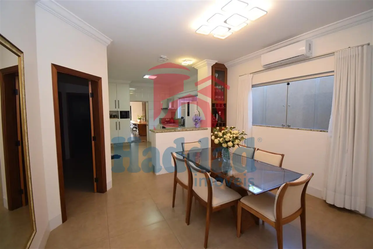 CASA MUITO BOA, REFORMADINHA, 3 QUARTOS 1 SUÍTE COM CLOSSET E ARMÁRIOS, AR CONDICIONADO, ÓTIMO ACABAMENTO, VAGA PARA 4 CARROS. Ref: 14135 - DSC_0008