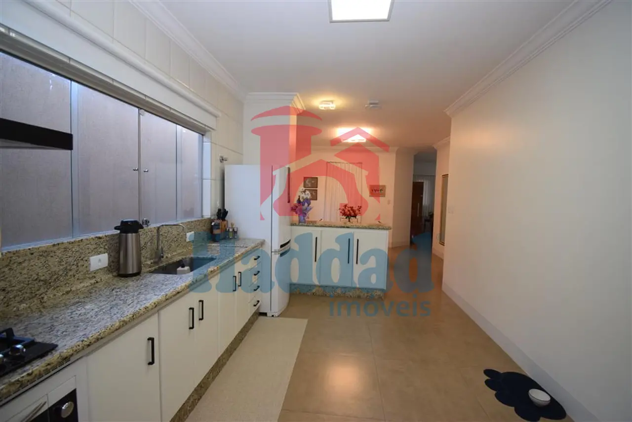 CASA MUITO BOA, REFORMADINHA, 3 QUARTOS 1 SUÍTE COM CLOSSET E ARMÁRIOS, AR CONDICIONADO, ÓTIMO ACABAMENTO, VAGA PARA 4 CARROS. Ref: 14135 - DSC_0012