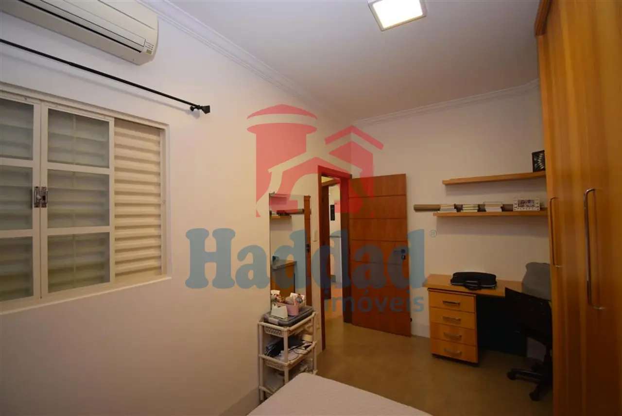 CASA MUITO BOA, REFORMADINHA, 3 QUARTOS 1 SUÍTE COM CLOSSET E ARMÁRIOS, AR CONDICIONADO, ÓTIMO ACABAMENTO, VAGA PARA 4 CARROS. Ref: 14135 - DSC_0014