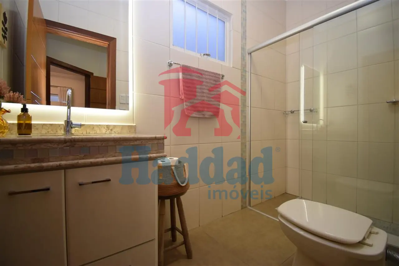 CASA MUITO BOA, REFORMADINHA, 3 QUARTOS 1 SUÍTE COM CLOSSET E ARMÁRIOS, AR CONDICIONADO, ÓTIMO ACABAMENTO, VAGA PARA 4 CARROS. Ref: 14135 - DSC_0015