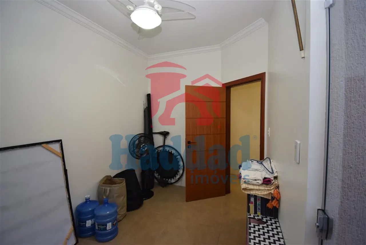CASA MUITO BOA, REFORMADINHA, 3 QUARTOS 1 SUÍTE COM CLOSSET E ARMÁRIOS, AR CONDICIONADO, ÓTIMO ACABAMENTO, VAGA PARA 4 CARROS. Ref: 14135 - DSC_0017