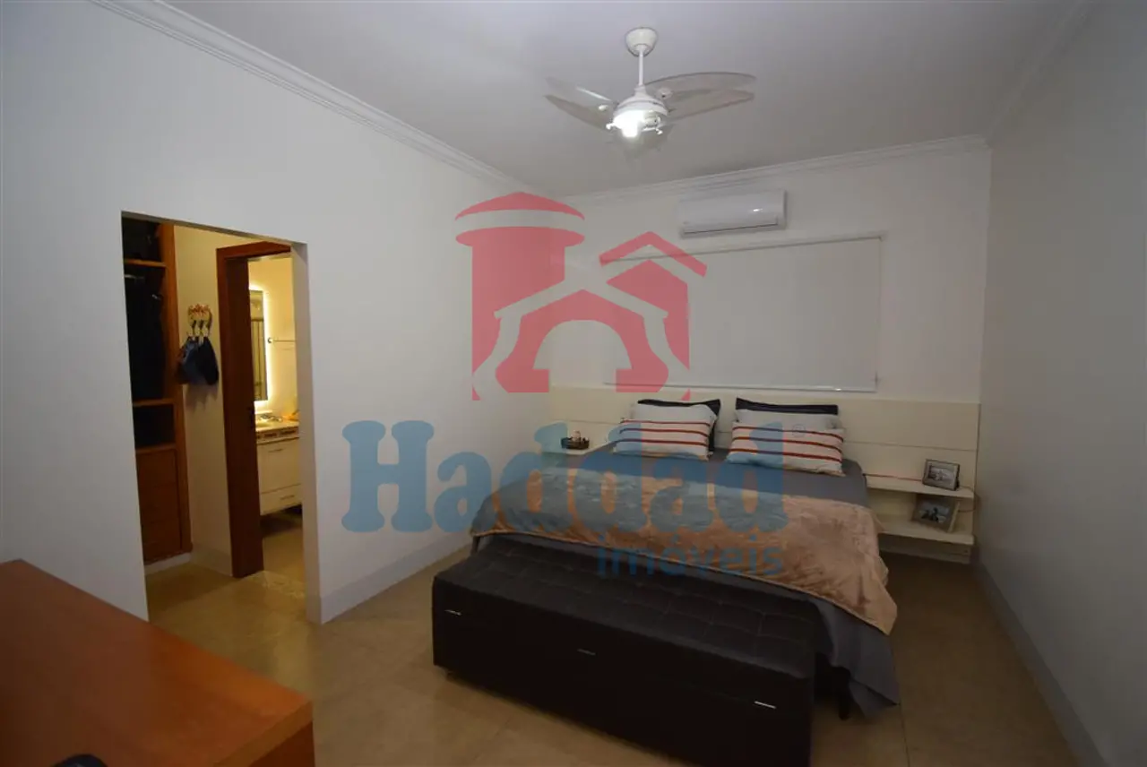 CASA MUITO BOA, REFORMADINHA, 3 QUARTOS 1 SUÍTE COM CLOSSET E ARMÁRIOS, AR CONDICIONADO, ÓTIMO ACABAMENTO, VAGA PARA 4 CARROS. Ref: 14135 - DSC_0018
