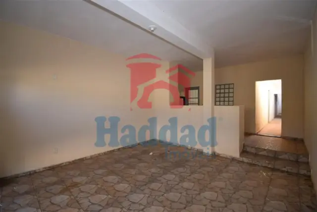 CASA MEIO OTE COM 2 DORM, SALA, COZ, BH, GARAGEM, ÁREA EM CIMA DA GARAGEM – QUINTAL Ref: 15382