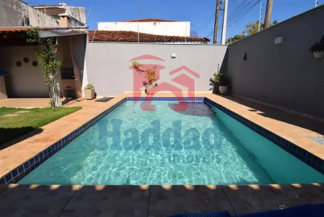 CASA DOS SONHOS COM 4 DORMITORIOS E PISCINA AREA CENTRAL. Ref: 15453