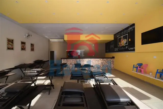 SALÃO COMERCIAL POSSUINDO CERCA DE 85 M², COZINHA GRANDE, DEPOSITO, VARIOS JOGOS DE MESA E CADEIRA, TELEVISÃO, FREEZER, GELADEIRA, AR CONDICONADO E VENTILARORES. Ref: 15481