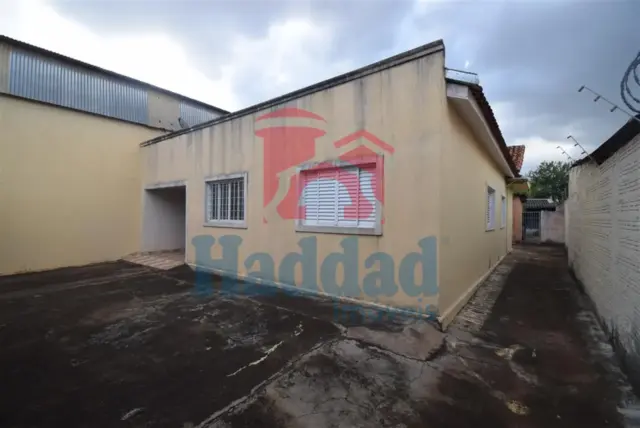 CASA COM LOCALIZAÇÃO ESTRATÉGICA Ref: 15570