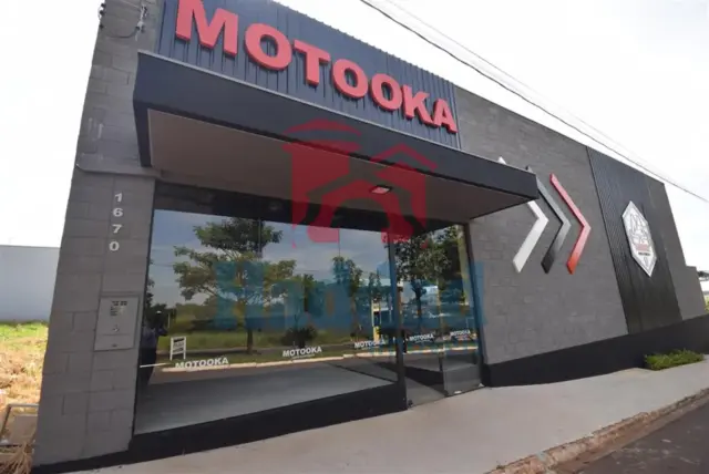 SALÃO COMERCIAL POSSUINDO 500 M² DE CONSTRUÇÃO, BANHEIROS MASCULINO E FEMININO, ÁREA PARA COZINHA. VAGAS NA FENTE. BARRACÃO NOVINHO Ref: 15594