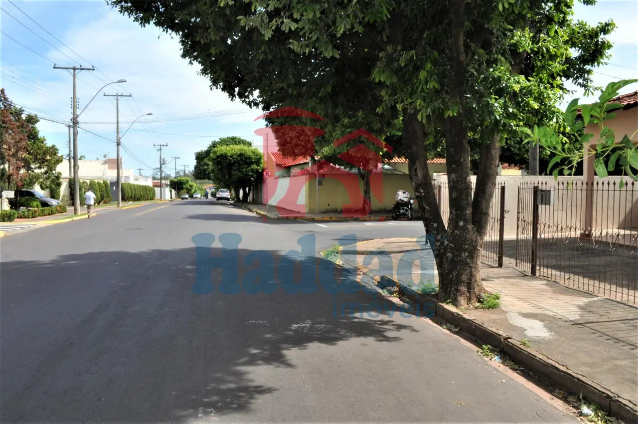 CASA ESQUINA PRIVILEGIADA EM POSIÇAO IDEAL PARA COMERCIO EM FRENTE A CONDOMINIO EM BIRIGUI Ref: 12634 - F09505B