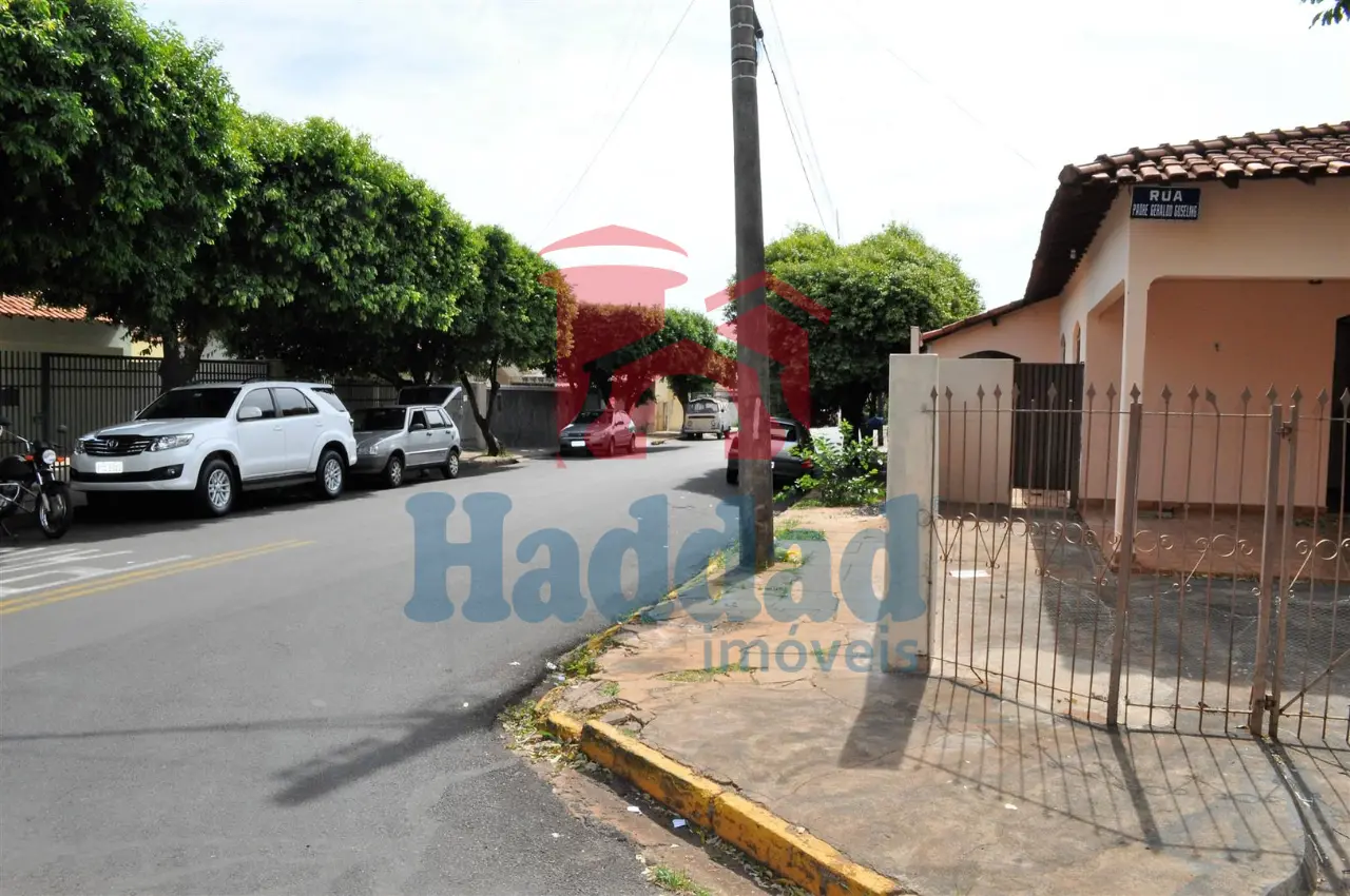 CASA ESQUINA PRIVILEGIADA EM POSIÇAO IDEAL PARA COMERCIO EM FRENTE A CONDOMINIO EM BIRIGUI Ref: 12634 - F09505C