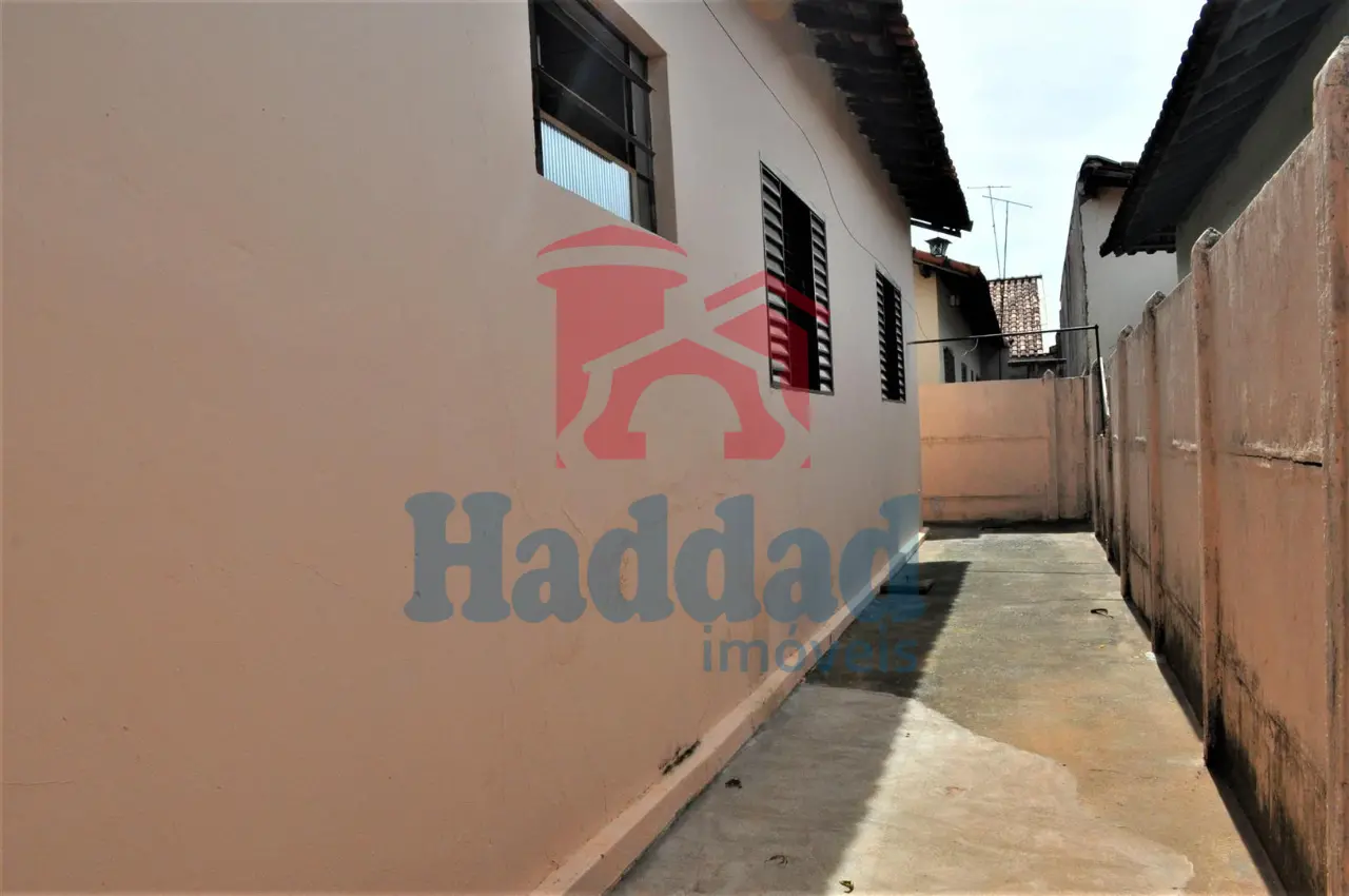 CASA ESQUINA PRIVILEGIADA EM POSIÇAO IDEAL PARA COMERCIO EM FRENTE A CONDOMINIO EM BIRIGUI Ref: 12634 - F09505G