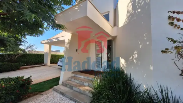 EXCELENTE RESIDÊNCIA COM SUÍTE MASTER, PLANEJADOS E ÁREA DE LAZER EXCLUSIVA CONDOMÍNIO DE ALTO PADRÃO Ref: 15641 - 06