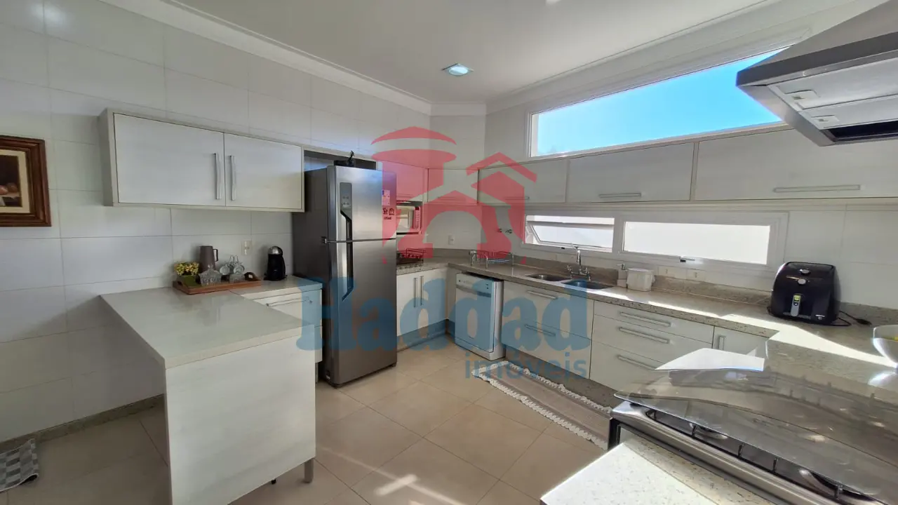 EXCELENTE RESIDÊNCIA COM SUÍTE MASTER, PLANEJADOS E ÁREA DE LAZER EXCLUSIVA CONDOMÍNIO DE ALTO PADRÃO Ref: 15641 - 09