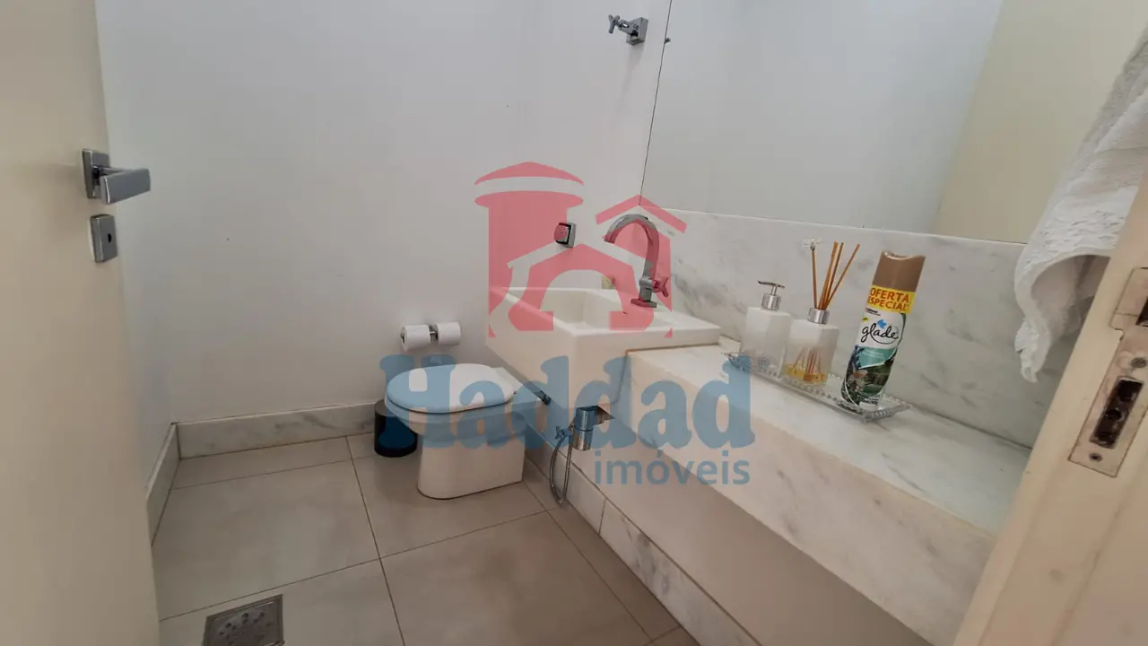 EXCELENTE RESIDÊNCIA COM SUÍTE MASTER, PLANEJADOS E ÁREA DE LAZER EXCLUSIVA CONDOMÍNIO DE ALTO PADRÃO Ref: 15641 - 10