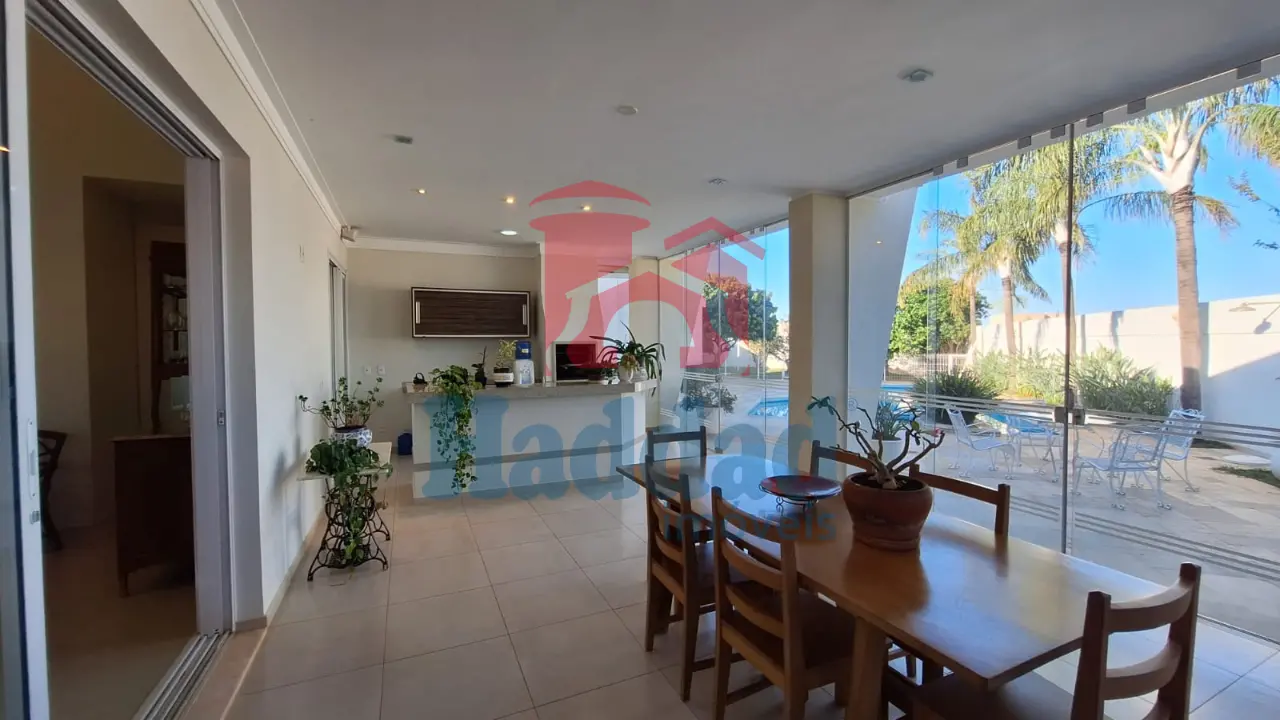 EXCELENTE RESIDÊNCIA COM SUÍTE MASTER, PLANEJADOS E ÁREA DE LAZER EXCLUSIVA CONDOMÍNIO DE ALTO PADRÃO Ref: 15641 - 12