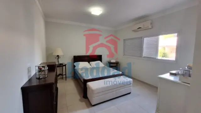 EXCELENTE RESIDÊNCIA COM SUÍTE MASTER, PLANEJADOS E ÁREA DE LAZER EXCLUSIVA CONDOMÍNIO DE ALTO PADRÃO Ref: 15641 - 22