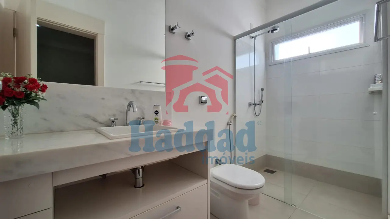 EXCELENTE RESIDÊNCIA COM SUÍTE MASTER, PLANEJADOS E ÁREA DE LAZER EXCLUSIVA CONDOMÍNIO DE ALTO PADRÃO Ref: 15641 - 25