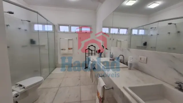 EXCELENTE RESIDÊNCIA COM SUÍTE MASTER, PLANEJADOS E ÁREA DE LAZER EXCLUSIVA CONDOMÍNIO DE ALTO PADRÃO Ref: 15641 - 26