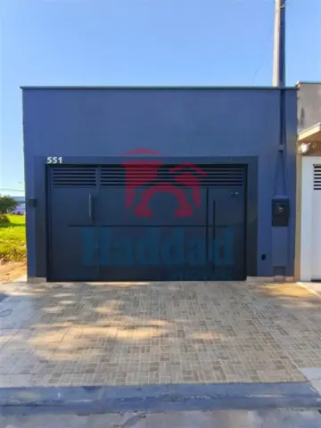 CASA MUITO BOA. MEIO LOTE, 2 QUARTOS SENDO 1 SUÍTE, ARMÁRIOS, COZINHA COM ARMARIOS E FOGÃO EMBUTIDO, SALA PARA 2 AMBIENTES COM BALCÃO, 2 VAGAS DE GARAGEM, PORTÃO BASCULANTE COM MOTOR, CURRASQUEIRA, PIA E ARMARIOS Ref: 15664 - IMG-20260915-WA0147