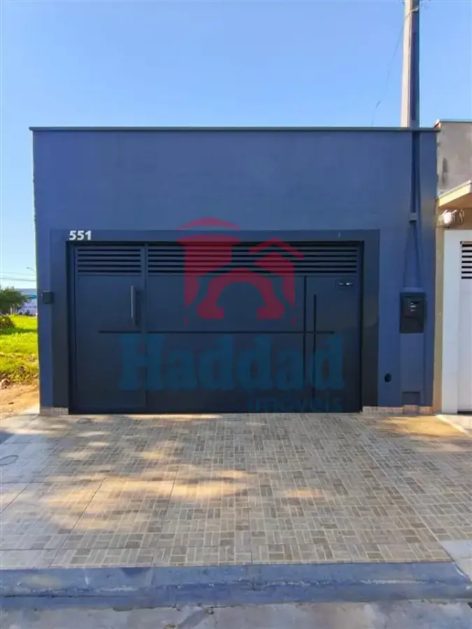 CASA MUITO BOA. MEIO LOTE, 2 QUARTOS SENDO 1 SUÍTE, ARMÁRIOS, COZINHA COM ARMARIOS E FOGÃO EMBUTIDO, SALA PARA 2 AMBIENTES COM BALCÃO, 2 VAGAS DE GARAGEM, PORTÃO BASCULANTE COM MOTOR, CURRASQUEIRA, PIA E ARMARIOS Ref: 15664 - IMG-20260915-WA0147