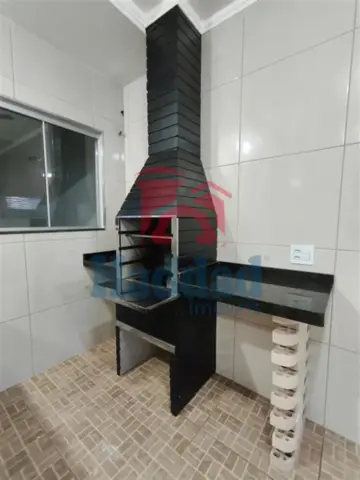 CASA MUITO BOA. MEIO LOTE, 2 QUARTOS SENDO 1 SUÍTE, ARMÁRIOS, COZINHA COM ARMARIOS E FOGÃO EMBUTIDO, SALA PARA 2 AMBIENTES COM BALCÃO, 2 VAGAS DE GARAGEM, PORTÃO BASCULANTE COM MOTOR, CURRASQUEIRA, PIA E ARMARIOS Ref: 15664 - IMG-20260915-WA0194