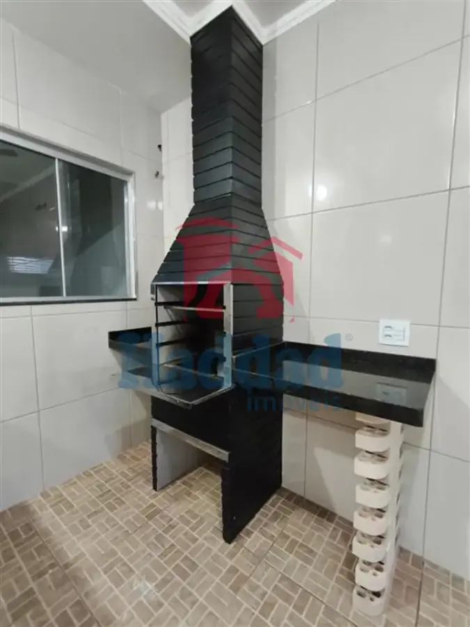 CASA MUITO BOA. MEIO LOTE, 2 QUARTOS SENDO 1 SUÍTE, ARMÁRIOS, COZINHA COM ARMARIOS E FOGÃO EMBUTIDO, SALA PARA 2 AMBIENTES COM BALCÃO, 2 VAGAS DE GARAGEM, PORTÃO BASCULANTE COM MOTOR, CURRASQUEIRA, PIA E ARMARIOS Ref: 15664 - IMG-20260915-WA0194