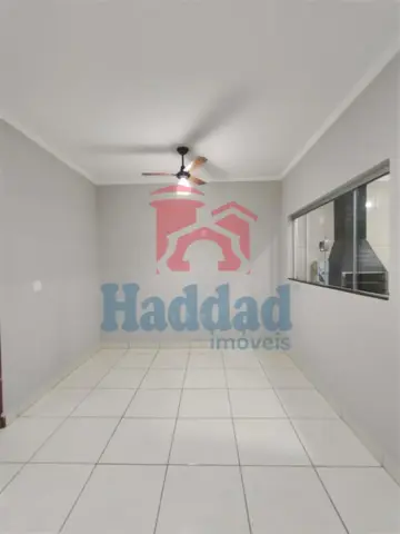 CASA MUITO BOA. MEIO LOTE, 2 QUARTOS SENDO 1 SUÍTE, ARMÁRIOS, COZINHA COM ARMARIOS E FOGÃO EMBUTIDO, SALA PARA 2 AMBIENTES COM BALCÃO, 2 VAGAS DE GARAGEM, PORTÃO BASCULANTE COM MOTOR, CURRASQUEIRA, PIA E ARMARIOS Ref: 15664 - IMG-20260915-WA0198