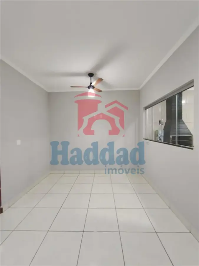 CASA MUITO BOA. MEIO LOTE, 2 QUARTOS SENDO 1 SUÍTE, ARMÁRIOS, COZINHA COM ARMARIOS E FOGÃO EMBUTIDO, SALA PARA 2 AMBIENTES COM BALCÃO, 2 VAGAS DE GARAGEM, PORTÃO BASCULANTE COM MOTOR, CURRASQUEIRA, PIA E ARMARIOS Ref: 15664 - IMG-20260915-WA0198