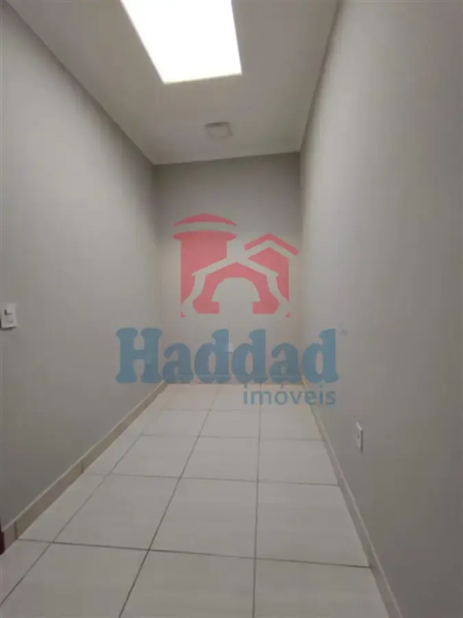 CASA MUITO BOA. MEIO LOTE, 2 QUARTOS SENDO 1 SUÍTE, ARMÁRIOS, COZINHA COM ARMARIOS E FOGÃO EMBUTIDO, SALA PARA 2 AMBIENTES COM BALCÃO, 2 VAGAS DE GARAGEM, PORTÃO BASCULANTE COM MOTOR, CURRASQUEIRA, PIA E ARMARIOS Ref: 15664 - IMG-20260915-WA0200