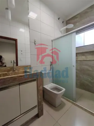 CASA MUITO BOA. MEIO LOTE, 2 QUARTOS SENDO 1 SUÍTE, ARMÁRIOS, COZINHA COM ARMARIOS E FOGÃO EMBUTIDO, SALA PARA 2 AMBIENTES COM BALCÃO, 2 VAGAS DE GARAGEM, PORTÃO BASCULANTE COM MOTOR, CURRASQUEIRA, PIA E ARMARIOS Ref: 15664 - IMG-20260915-WA0202