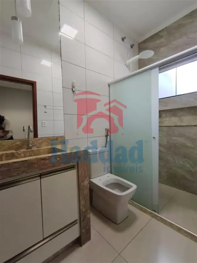 CASA MUITO BOA. MEIO LOTE, 2 QUARTOS SENDO 1 SUÍTE, ARMÁRIOS, COZINHA COM ARMARIOS E FOGÃO EMBUTIDO, SALA PARA 2 AMBIENTES COM BALCÃO, 2 VAGAS DE GARAGEM, PORTÃO BASCULANTE COM MOTOR, CURRASQUEIRA, PIA E ARMARIOS Ref: 15664 - IMG-20260915-WA0202