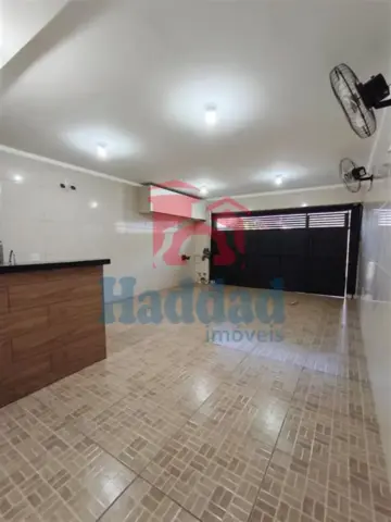 CASA MUITO BOA. MEIO LOTE, 2 QUARTOS SENDO 1 SUÍTE, ARMÁRIOS, COZINHA COM ARMARIOS E FOGÃO EMBUTIDO, SALA PARA 2 AMBIENTES COM BALCÃO, 2 VAGAS DE GARAGEM, PORTÃO BASCULANTE COM MOTOR, CURRASQUEIRA, PIA E ARMARIOS Ref: 15664 - IMG-20260915-WA0207