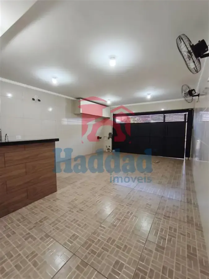 CASA MUITO BOA. MEIO LOTE, 2 QUARTOS SENDO 1 SUÍTE, ARMÁRIOS, COZINHA COM ARMARIOS E FOGÃO EMBUTIDO, SALA PARA 2 AMBIENTES COM BALCÃO, 2 VAGAS DE GARAGEM, PORTÃO BASCULANTE COM MOTOR, CURRASQUEIRA, PIA E ARMARIOS Ref: 15664 - IMG-20260915-WA0207