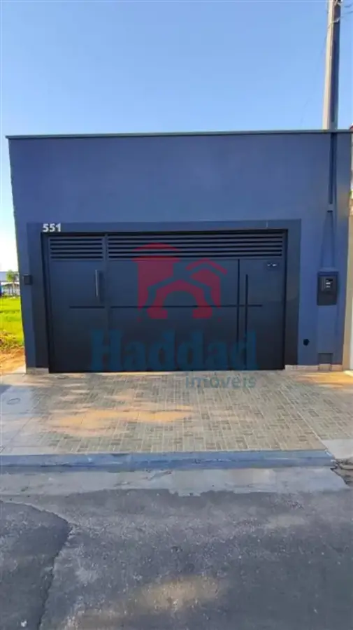 CASA MUITO BOA. MEIO LOTE, 2 QUARTOS SENDO 1 SUÍTE, ARMÁRIOS, COZINHA COM ARMARIOS E FOGÃO EMBUTIDO, SALA PARA 2 AMBIENTES COM BALCÃO, 2 VAGAS DE GARAGEM, PORTÃO BASCULANTE COM MOTOR, CURRASQUEIRA, PIA E ARMARIOS Ref: 15664 - IMG-20260915-WA0148