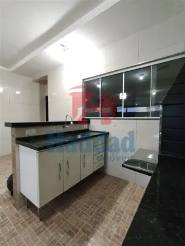 CASA MUITO BOA. MEIO LOTE, 2 QUARTOS SENDO 1 SUÍTE, ARMÁRIOS, COZINHA COM ARMARIOS E FOGÃO EMBUTIDO, SALA PARA 2 AMBIENTES COM BALCÃO, 2 VAGAS DE GARAGEM, PORTÃO BASCULANTE COM MOTOR, CURRASQUEIRA, PIA E ARMARIOS Ref: 15664 - IMG-20260915-WA0149