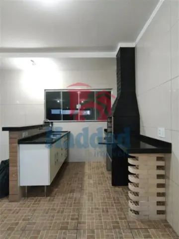 CASA MUITO BOA. MEIO LOTE, 2 QUARTOS SENDO 1 SUÍTE, ARMÁRIOS, COZINHA COM ARMARIOS E FOGÃO EMBUTIDO, SALA PARA 2 AMBIENTES COM BALCÃO, 2 VAGAS DE GARAGEM, PORTÃO BASCULANTE COM MOTOR, CURRASQUEIRA, PIA E ARMARIOS Ref: 15664 - IMG-20260915-WA0150