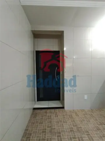 CASA MUITO BOA. MEIO LOTE, 2 QUARTOS SENDO 1 SUÍTE, ARMÁRIOS, COZINHA COM ARMARIOS E FOGÃO EMBUTIDO, SALA PARA 2 AMBIENTES COM BALCÃO, 2 VAGAS DE GARAGEM, PORTÃO BASCULANTE COM MOTOR, CURRASQUEIRA, PIA E ARMARIOS Ref: 15664 - IMG-20260915-WA0151