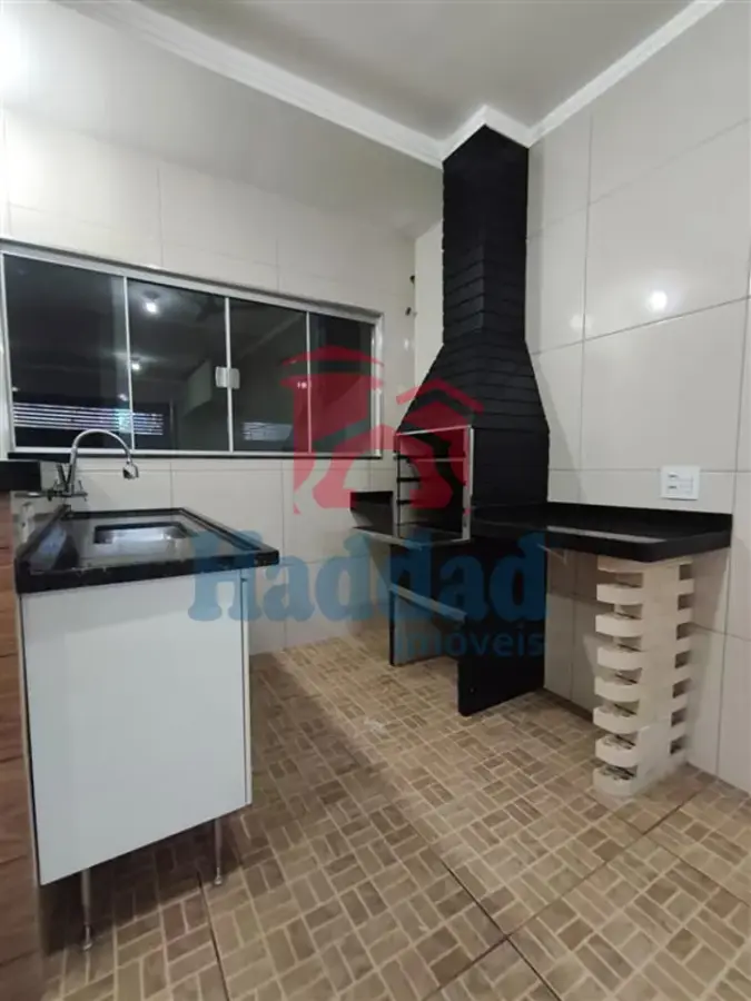 CASA MUITO BOA. MEIO LOTE, 2 QUARTOS SENDO 1 SUÍTE, ARMÁRIOS, COZINHA COM ARMARIOS E FOGÃO EMBUTIDO, SALA PARA 2 AMBIENTES COM BALCÃO, 2 VAGAS DE GARAGEM, PORTÃO BASCULANTE COM MOTOR, CURRASQUEIRA, PIA E ARMARIOS Ref: 15664 - IMG-20260915-WA0152