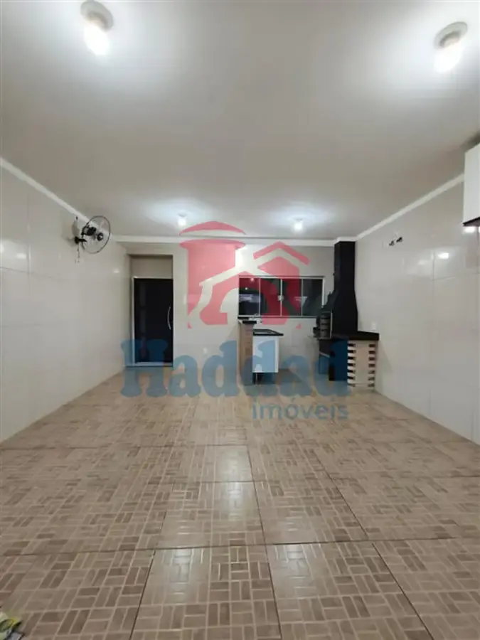 CASA MUITO BOA. MEIO LOTE, 2 QUARTOS SENDO 1 SUÍTE, ARMÁRIOS, COZINHA COM ARMARIOS E FOGÃO EMBUTIDO, SALA PARA 2 AMBIENTES COM BALCÃO, 2 VAGAS DE GARAGEM, PORTÃO BASCULANTE COM MOTOR, CURRASQUEIRA, PIA E ARMARIOS Ref: 15664 - IMG-20260915-WA0153