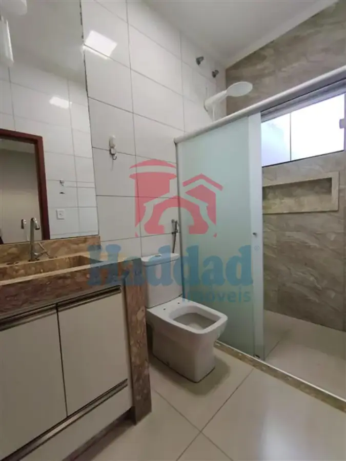 CASA MUITO BOA. MEIO LOTE, 2 QUARTOS SENDO 1 SUÍTE, ARMÁRIOS, COZINHA COM ARMARIOS E FOGÃO EMBUTIDO, SALA PARA 2 AMBIENTES COM BALCÃO, 2 VAGAS DE GARAGEM, PORTÃO BASCULANTE COM MOTOR, CURRASQUEIRA, PIA E ARMARIOS Ref: 15664 - IMG-20260915-WA0154