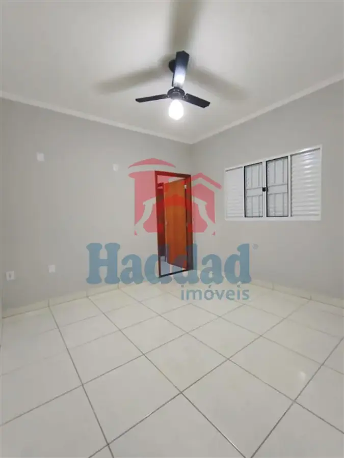 CASA MUITO BOA. MEIO LOTE, 2 QUARTOS SENDO 1 SUÍTE, ARMÁRIOS, COZINHA COM ARMARIOS E FOGÃO EMBUTIDO, SALA PARA 2 AMBIENTES COM BALCÃO, 2 VAGAS DE GARAGEM, PORTÃO BASCULANTE COM MOTOR, CURRASQUEIRA, PIA E ARMARIOS Ref: 15664 - IMG-20260915-WA0155