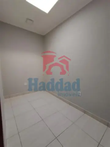 CASA MUITO BOA. MEIO LOTE, 2 QUARTOS SENDO 1 SUÍTE, ARMÁRIOS, COZINHA COM ARMARIOS E FOGÃO EMBUTIDO, SALA PARA 2 AMBIENTES COM BALCÃO, 2 VAGAS DE GARAGEM, PORTÃO BASCULANTE COM MOTOR, CURRASQUEIRA, PIA E ARMARIOS Ref: 15664 - IMG-20260915-WA0156