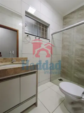 CASA MUITO BOA. MEIO LOTE, 2 QUARTOS SENDO 1 SUÍTE, ARMÁRIOS, COZINHA COM ARMARIOS E FOGÃO EMBUTIDO, SALA PARA 2 AMBIENTES COM BALCÃO, 2 VAGAS DE GARAGEM, PORTÃO BASCULANTE COM MOTOR, CURRASQUEIRA, PIA E ARMARIOS Ref: 15664 - IMG-20260915-WA0157
