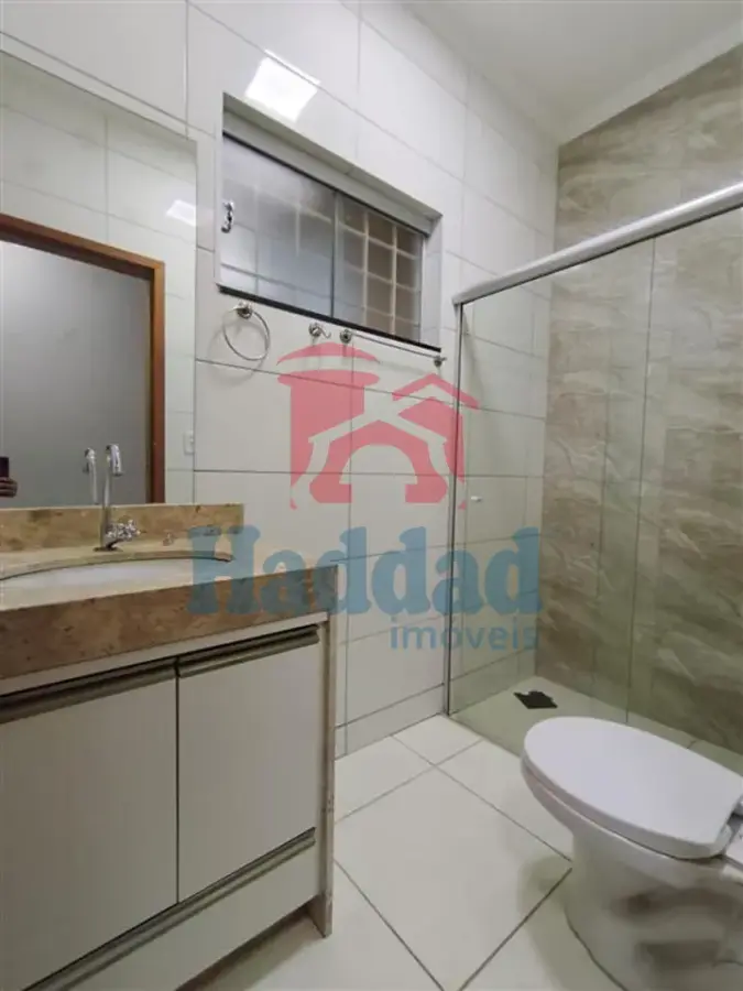 CASA MUITO BOA. MEIO LOTE, 2 QUARTOS SENDO 1 SUÍTE, ARMÁRIOS, COZINHA COM ARMARIOS E FOGÃO EMBUTIDO, SALA PARA 2 AMBIENTES COM BALCÃO, 2 VAGAS DE GARAGEM, PORTÃO BASCULANTE COM MOTOR, CURRASQUEIRA, PIA E ARMARIOS Ref: 15664 - IMG-20260915-WA0157