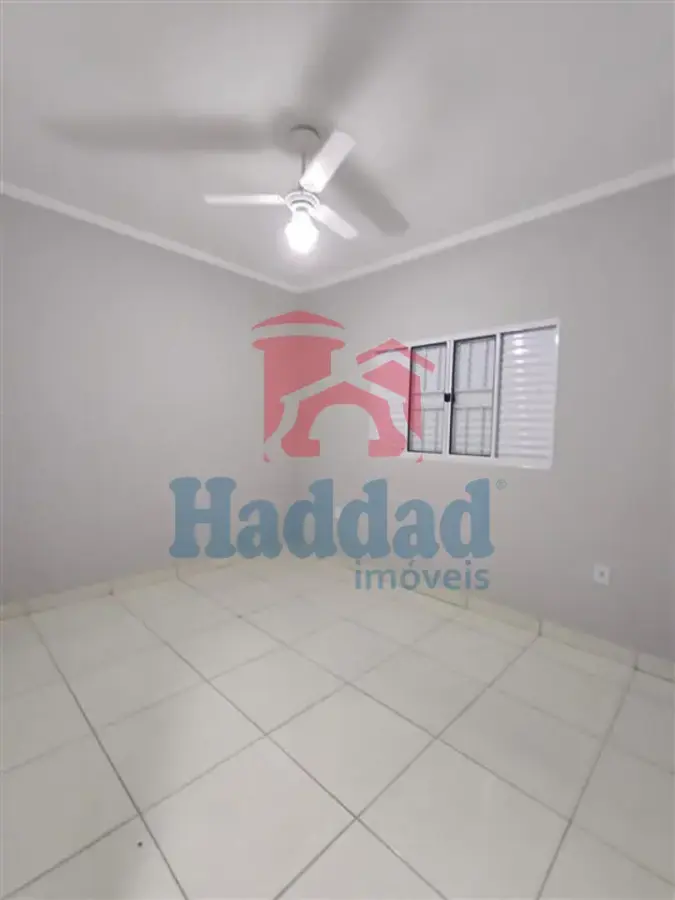 CASA MUITO BOA. MEIO LOTE, 2 QUARTOS SENDO 1 SUÍTE, ARMÁRIOS, COZINHA COM ARMARIOS E FOGÃO EMBUTIDO, SALA PARA 2 AMBIENTES COM BALCÃO, 2 VAGAS DE GARAGEM, PORTÃO BASCULANTE COM MOTOR, CURRASQUEIRA, PIA E ARMARIOS Ref: 15664 - IMG-20260915-WA0158