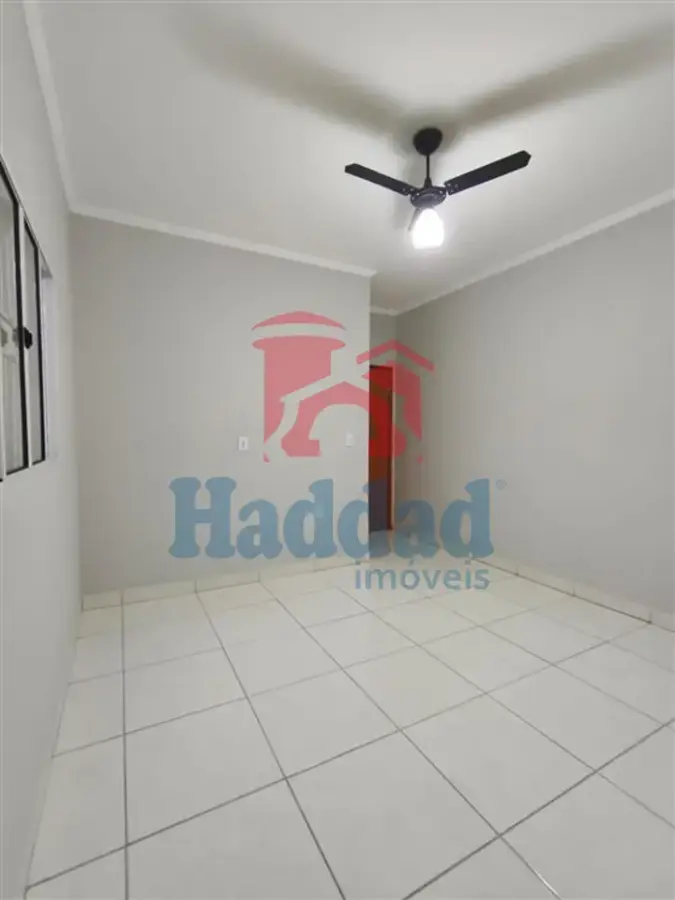 CASA MUITO BOA. MEIO LOTE, 2 QUARTOS SENDO 1 SUÍTE, ARMÁRIOS, COZINHA COM ARMARIOS E FOGÃO EMBUTIDO, SALA PARA 2 AMBIENTES COM BALCÃO, 2 VAGAS DE GARAGEM, PORTÃO BASCULANTE COM MOTOR, CURRASQUEIRA, PIA E ARMARIOS Ref: 15664 - IMG-20260915-WA0159