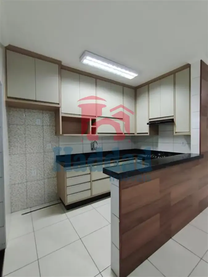CASA MUITO BOA. MEIO LOTE, 2 QUARTOS SENDO 1 SUÍTE, ARMÁRIOS, COZINHA COM ARMARIOS E FOGÃO EMBUTIDO, SALA PARA 2 AMBIENTES COM BALCÃO, 2 VAGAS DE GARAGEM, PORTÃO BASCULANTE COM MOTOR, CURRASQUEIRA, PIA E ARMARIOS Ref: 15664 - IMG-20260915-WA0160