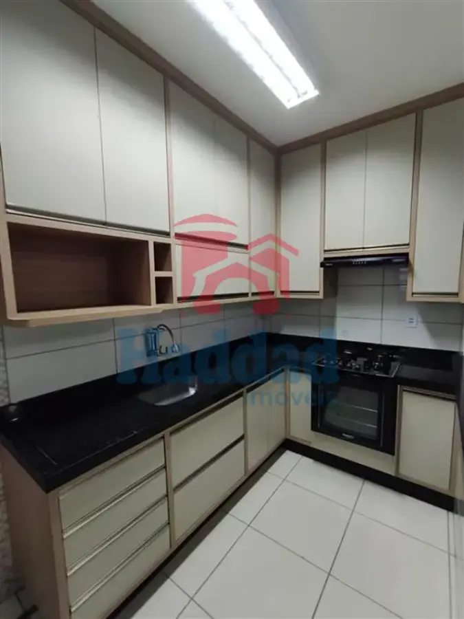 CASA MUITO BOA. MEIO LOTE, 2 QUARTOS SENDO 1 SUÍTE, ARMÁRIOS, COZINHA COM ARMARIOS E FOGÃO EMBUTIDO, SALA PARA 2 AMBIENTES COM BALCÃO, 2 VAGAS DE GARAGEM, PORTÃO BASCULANTE COM MOTOR, CURRASQUEIRA, PIA E ARMARIOS Ref: 15664 - IMG-20260915-WA0162